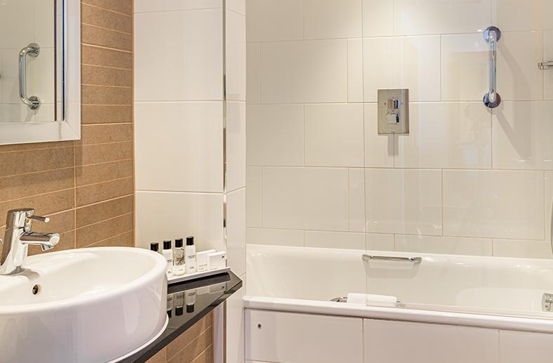 Standard twin bathroom - March arch hotel