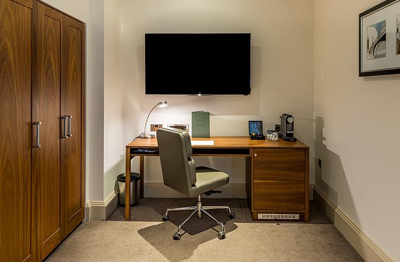 Accessible twin entertainment desk area - Marble arch hotel