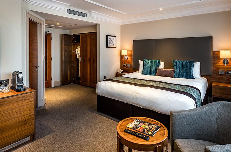 Deluxe king bed - Marble arch hotel