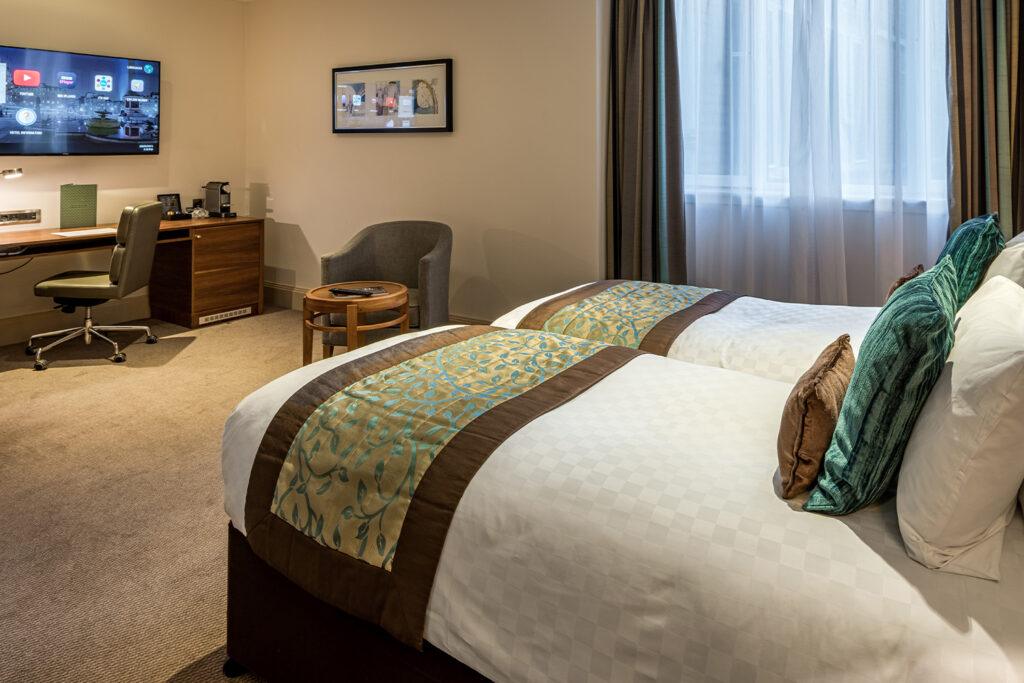 Accessible twin bed - Marble Arch Hotel