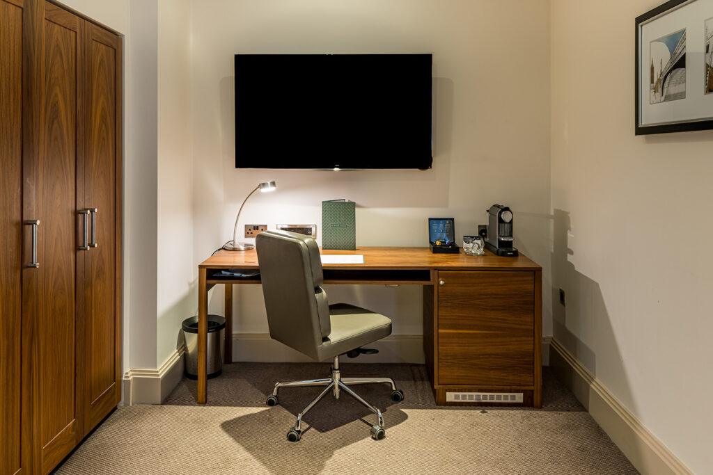 Accessible twin desk area with tv - Marble Arch Hotel
