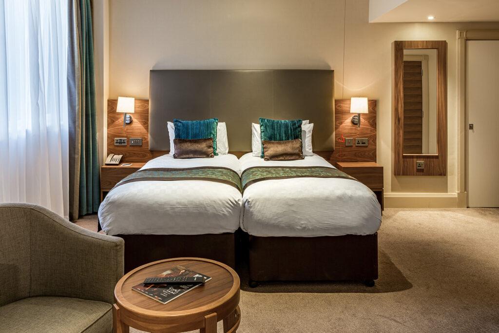 Accessible twin room bed - Marble Arch Hotel