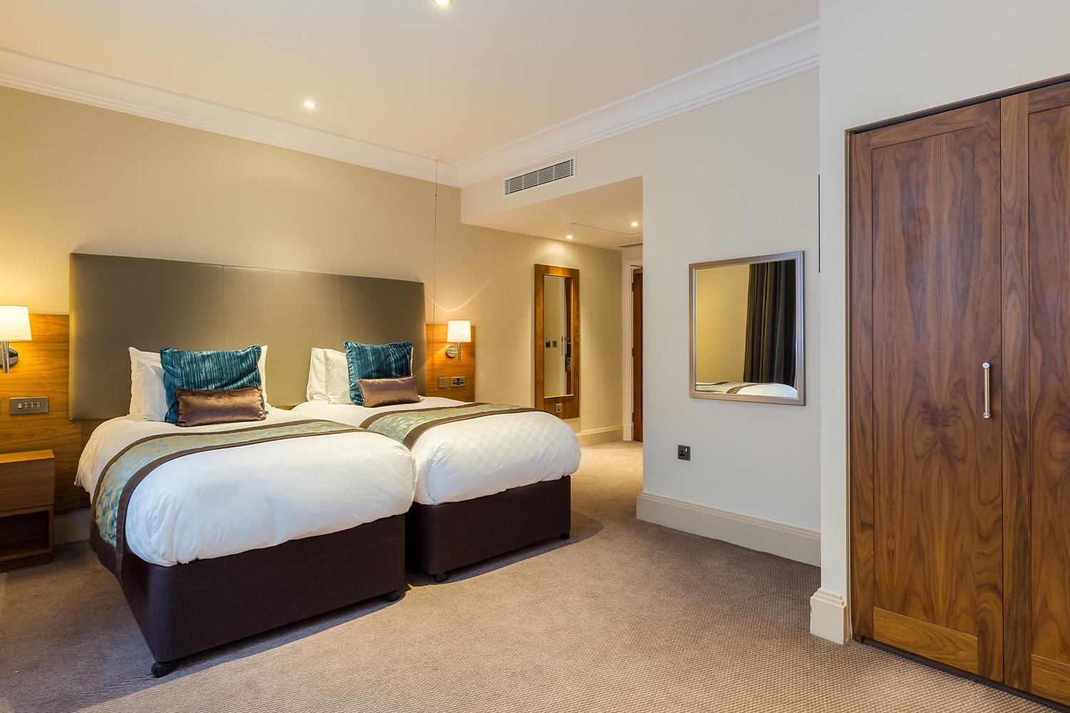 Deluxe twin bed room - Marble Arch Hotel