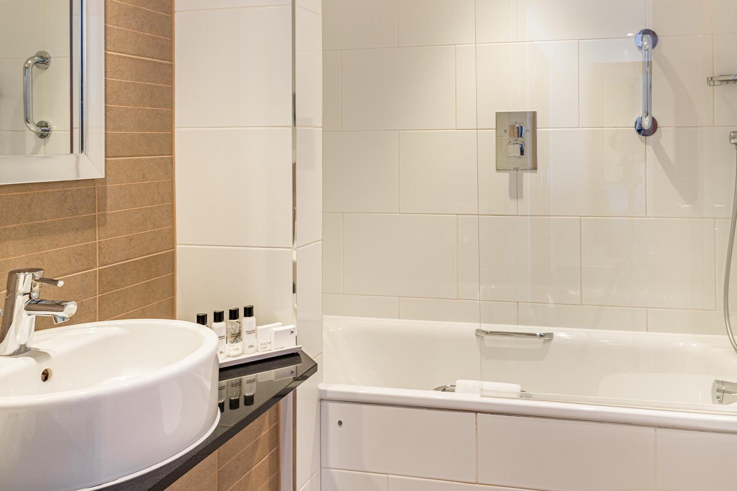 Standard twin bathroom - Marble Arch Hotel