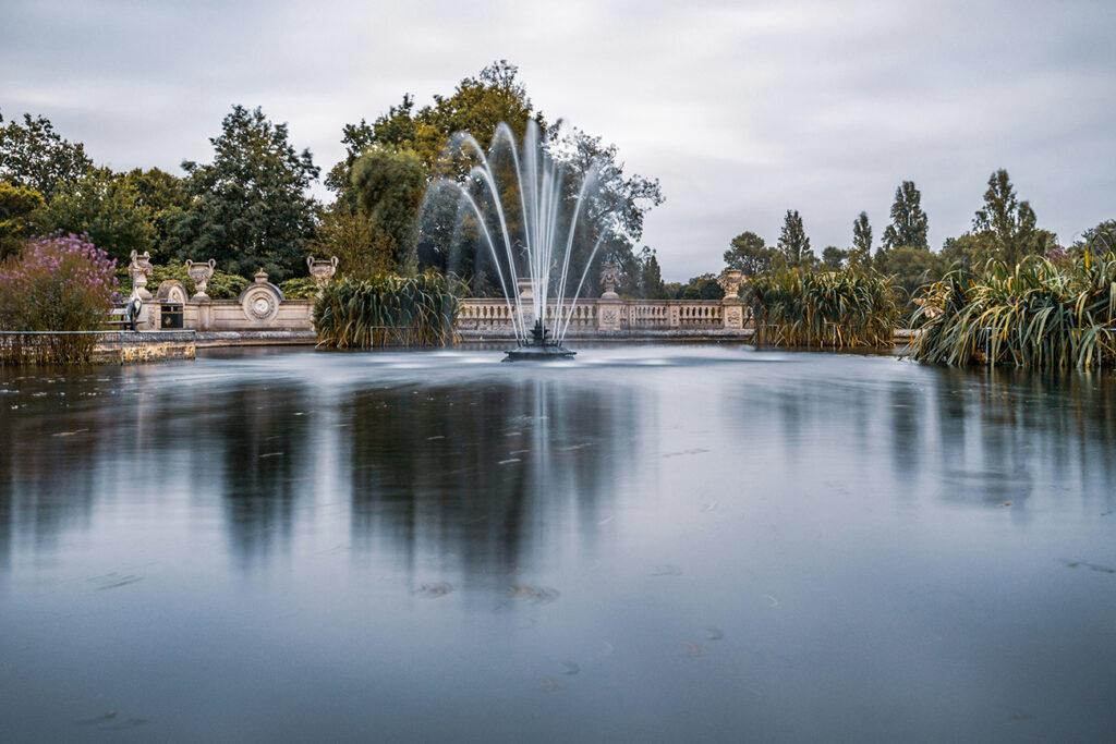 Fountain spraying water in London's Hyde Park