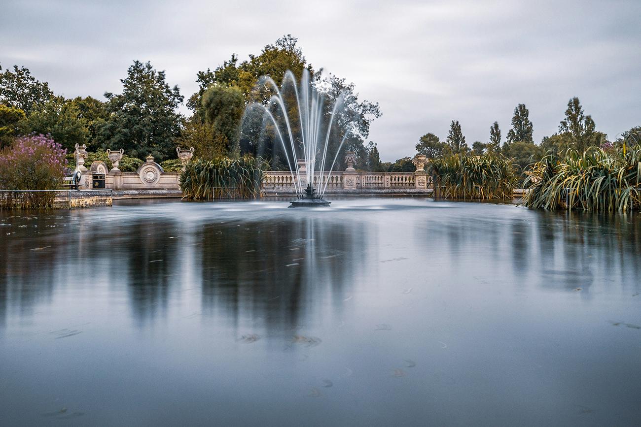 Fountain spraying water in London's Hyde Park